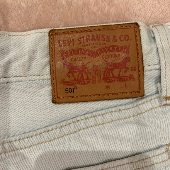 Levi Two-Tone Denim Shorts - Picture 4 of 6